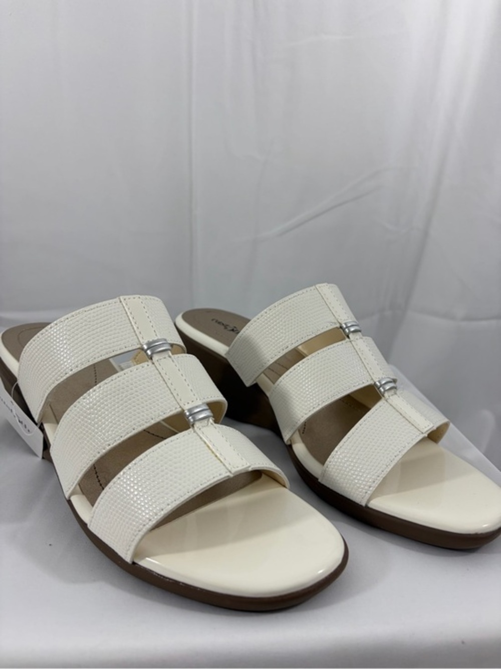 NWT East 5th Women’s Size 9 White Comfort Slide Sandals